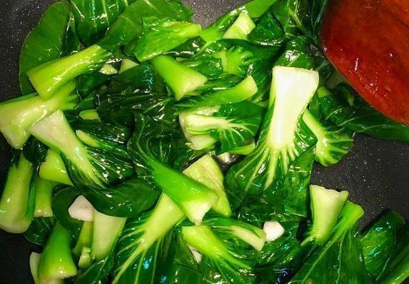 菠菜贵过猪肉12元一斤？3个炒菜秘诀，翠绿不黄好吃到爆