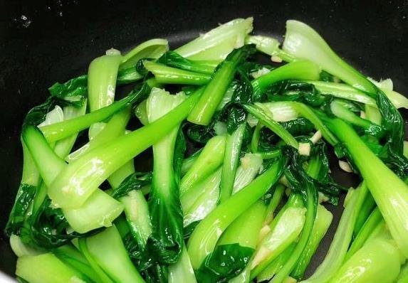 广东人离不开青菜，3个炒菜秘诀，翠绿爽口完胜饭店