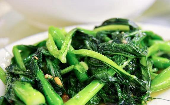广东人离不开青菜，3个炒菜秘诀，翠绿爽口完胜饭店