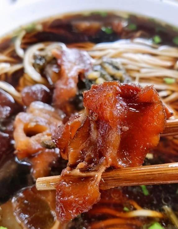 南京小巷藏老字号，破店无门头，雪菜牛肉面却香翻全城