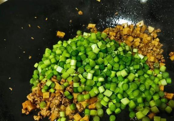 夏天胃口差？三块豆干炒蒜苔，10分钟上桌香到流口水