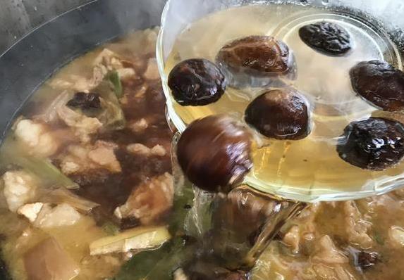 五花肉炖菜香翻天,土豆胡萝卜绝配,家人都抢着吃