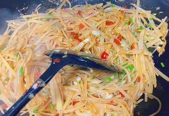 土豆丝泡水十分钟，酸辣味翻倍，学会这招全家抢着吃