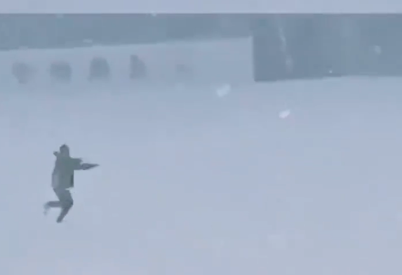 南方同学第一次看到大雪能多激动？边跑变跳，在操场上激动狂奔