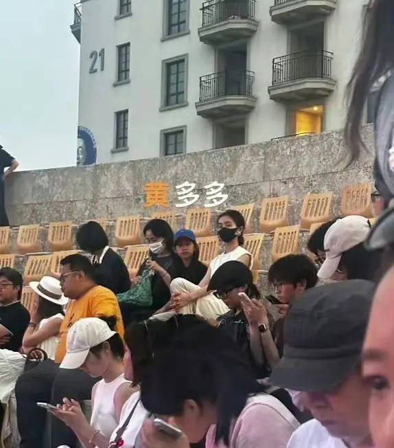 网友偶遇孙莉带女儿看戏剧 黄多多露腰装秀好身型