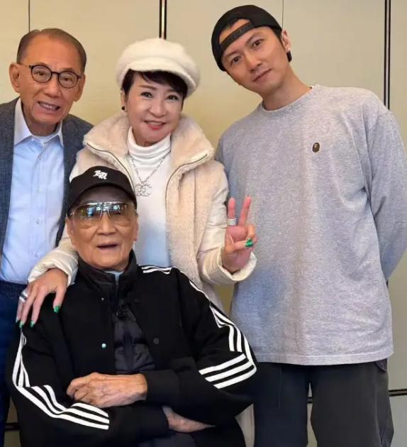 霍汶希曬與謝賢謝霆鋒一家合影 88歲謝賢氣場強(qiáng)大