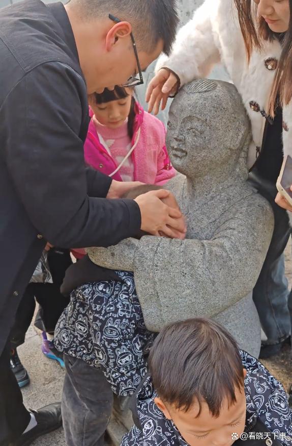 男孩卡进石像怀里 进退两难大哭 家长手忙脚乱救援