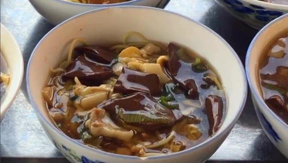 农村百人大锅面条的做法，甩炸酱面十条街，老黄县特色打卤面，香