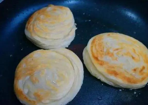 烙饼时，最忌直接和面！大厨教你1个诀窍，和买的一个味