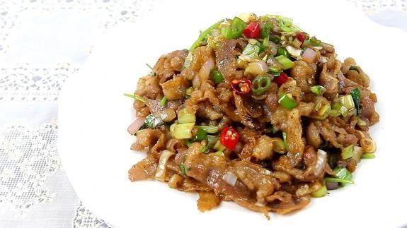 还在用肥牛涮火锅吗？大厨用一根葱，教你肥牛新吃法，葱香肉也嫩