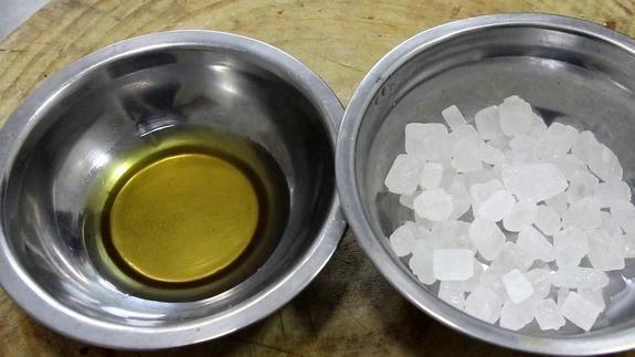 炒糖色是用水炒？还是用油炒？厨师长教你这两种炒法