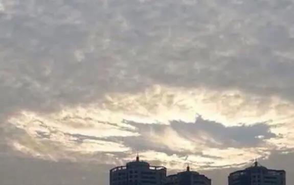 这是什么东西？城市上空出现神秘“漩涡洞”，科学解释尚未普及