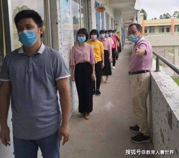 家长曝小学课间不许下楼 老师苦笑，还不是家长闹腾的！