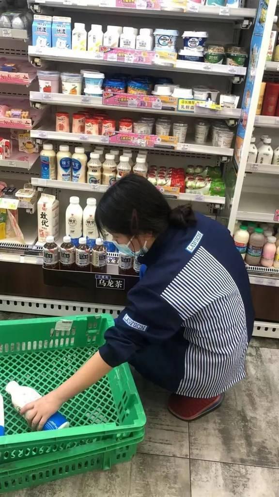 为给居民提供物资，她一个人在上海便利店住了23天