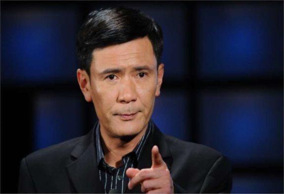 如今,67岁的姚安濂依旧活跃在挚爱的舞台上,岁月给予他的不仅是荣誉