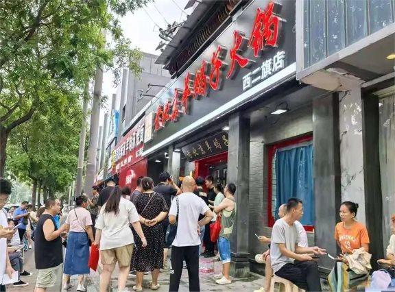 店主救人牺牲北京一火锅店变网红餐厅 民众排队致敬英雄