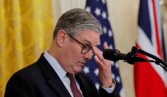 特朗普又把英国首相当众耍了 现场笑声一片