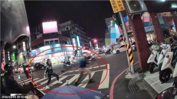 台湾一男子在派出所前随机伤人