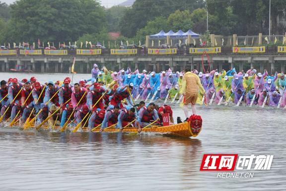 湖南“龙超”赫山站开幕 兰溪双桡龙舟竞渡引关注