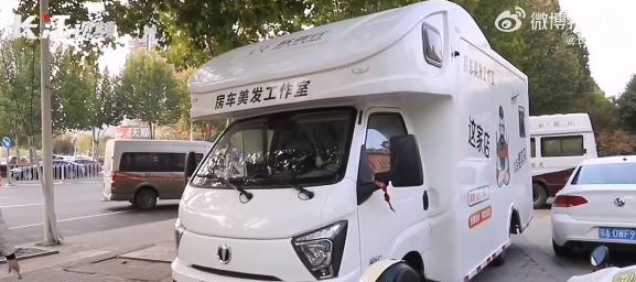 湖北一男子花40万定制房车理发店 活动范围最远50公里