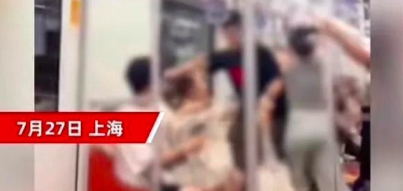 上海地铁两女子为了抢座位互相斗殴！