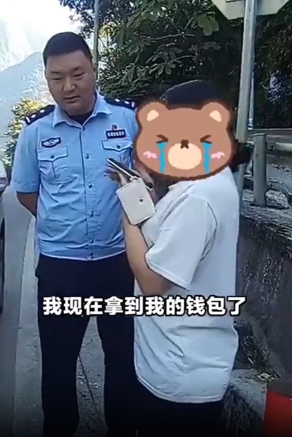 女生丢失学费快递小哥拾金不昧 失主感激涕零