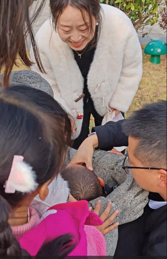小孩一头扎进石像怀里出不来 家长回应:评论区笑不活了!