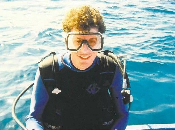 富豪被捅23刀对妻子说＂快跑＂ 却不知她就是凶手