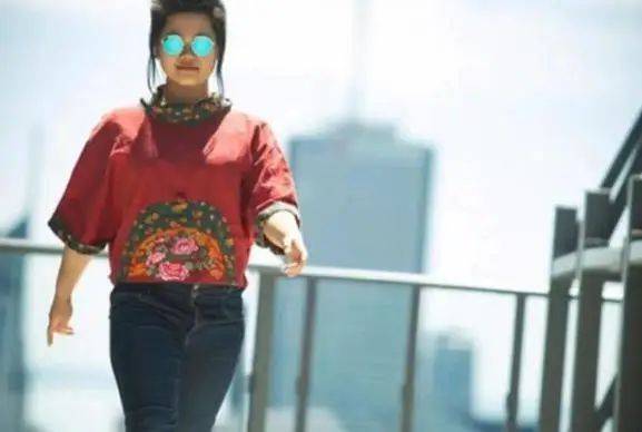 64岁毕福剑去云南和一群美女玩泼水，女儿露面眉眼像赵本山，网友劝其做亲子鉴定