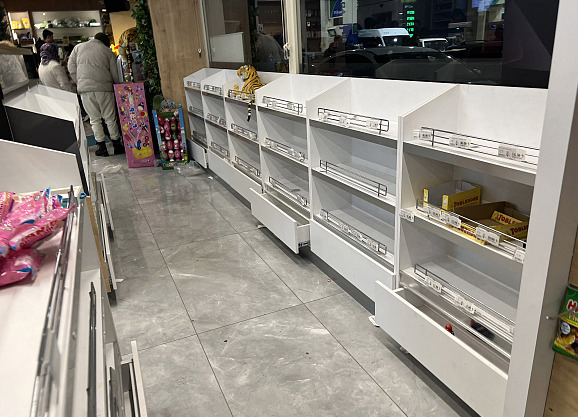 土耳其灾民进超市抢劫：疯抢酸奶，抱怨店主不开门
