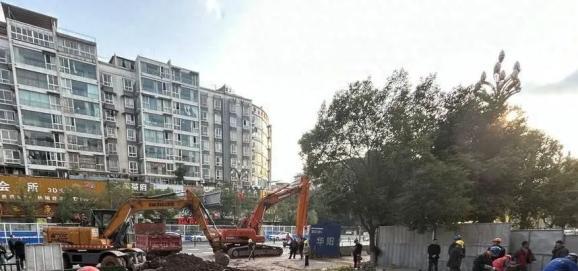 四川自贡一路段地面塌陷1人遇难 消防员到达现场后 立即展开警戒