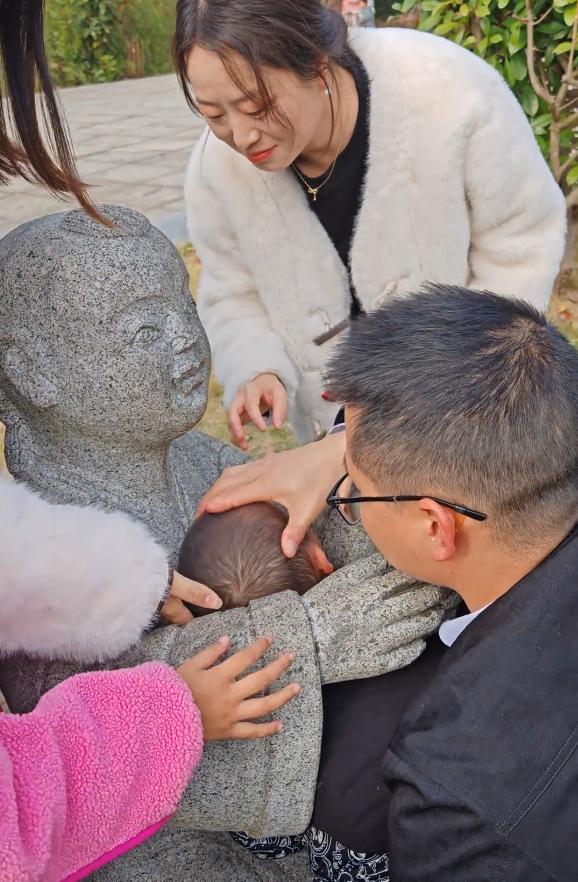 小孩一头扎进石像怀里出不来 家长回应:评论区笑不活了!