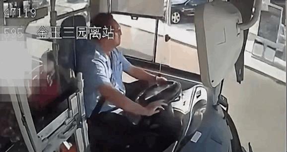 男子骚扰女乘客 司机把车开到派出所 果断行动保安全