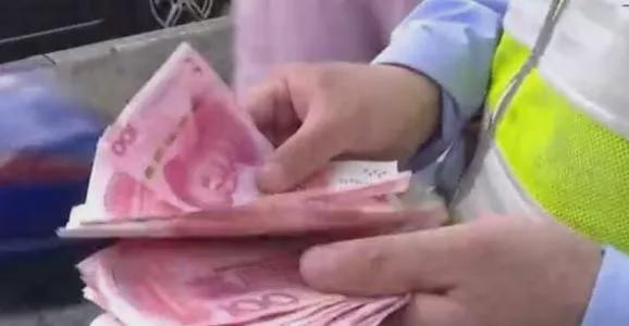 女富婆陷入疯狂 同时交往十几个人男人！