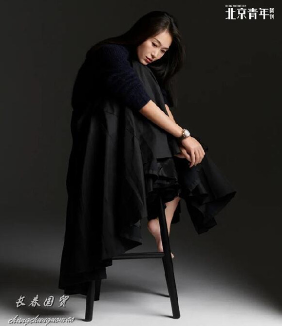 照片中,38岁的张末一头长发五官精致,淡妆出镜的她知情优雅端庄大方