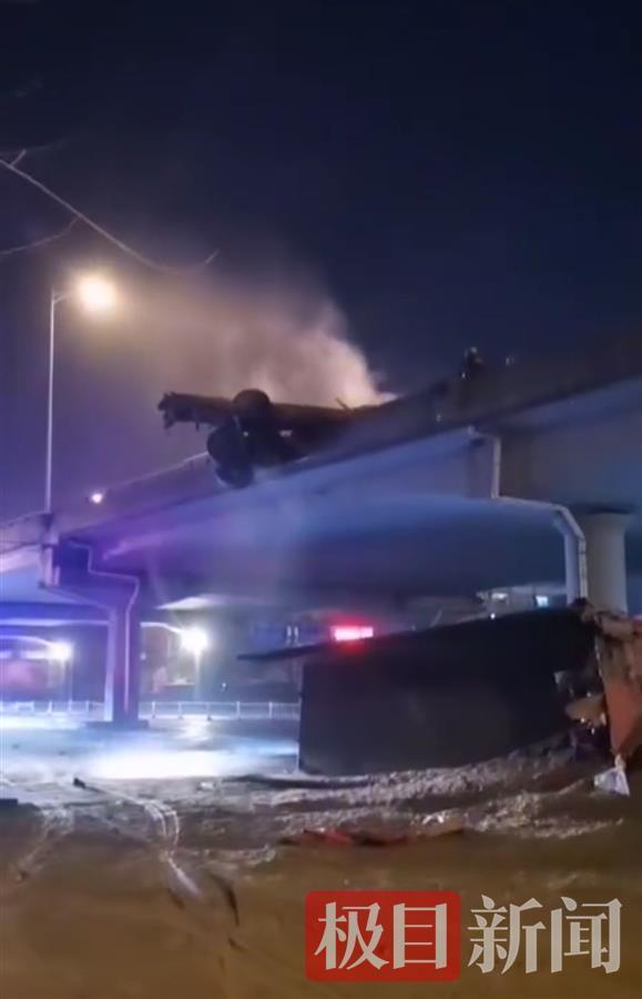 哈尔滨市区一货车车箱坠下立交桥，砸中一辆SUV