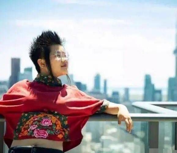64岁毕福剑去云南和一群美女玩泼水，女儿露面眉眼像赵本山，网友劝其做亲子鉴定