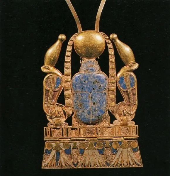 古埃及胸饰（中间的青金石甲虫托起金色的太阳）