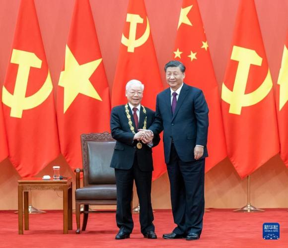 Xi Jinping Anugerahkan Medali Persahabatan kepada Sekjen Komite Sentral Partai Komunis Vietnam Nguyễn Phú Trọng