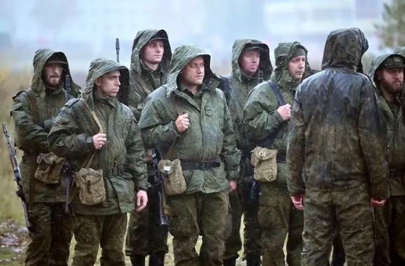 当地时间2022年10月1日，俄罗斯莫斯科，部分动员期间应征入伍的男子正在接受训练