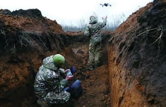 当地时间11月25日，巴赫穆特地区的乌克兰士兵对无人机进行测试。