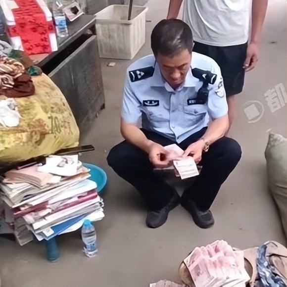 老人15.4万现金错当废品卖了，民警不懈努力成功追回