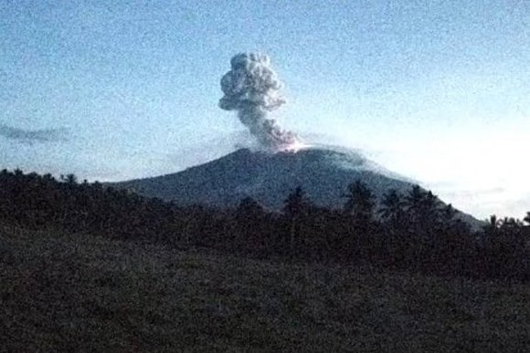 印尼伊布火山发生喷发 火山灰柱达1000米