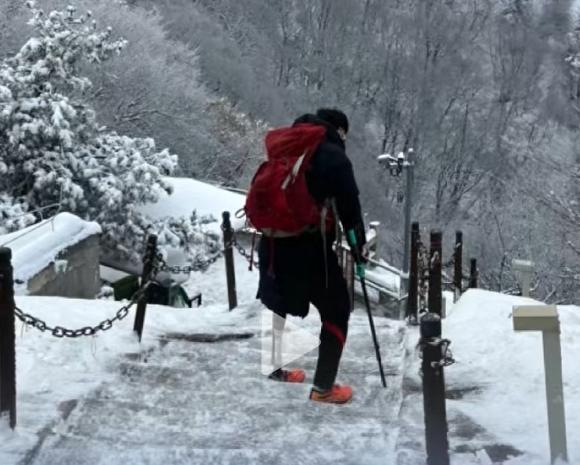 “独腿侠”截肢后7年爬遍三山五岳 勇气与争议并存