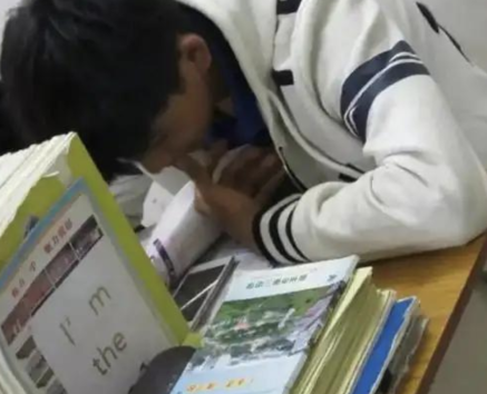 学生沉迷手机，班主任收了他的手机，家长索要，还以死亡相威胁