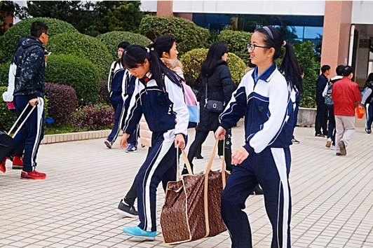 高中父母为什么宁愿每天接送，也不想让孩子住校