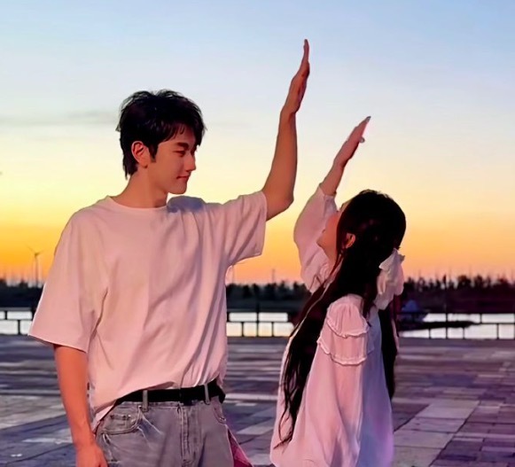 金莎孙丞潇夕阳下接吻