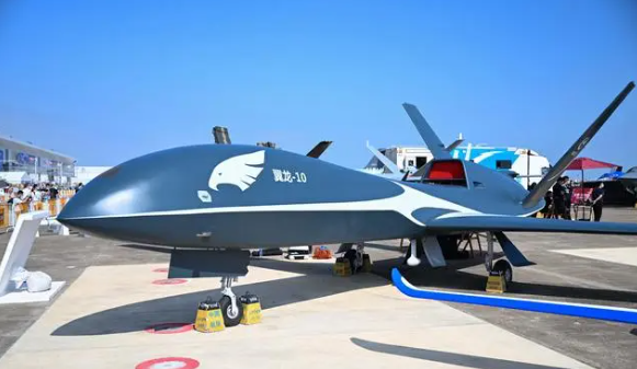 这是航展上展出的翼龙-10B无人机（11月9日摄）。新华社记者 邓华 摄