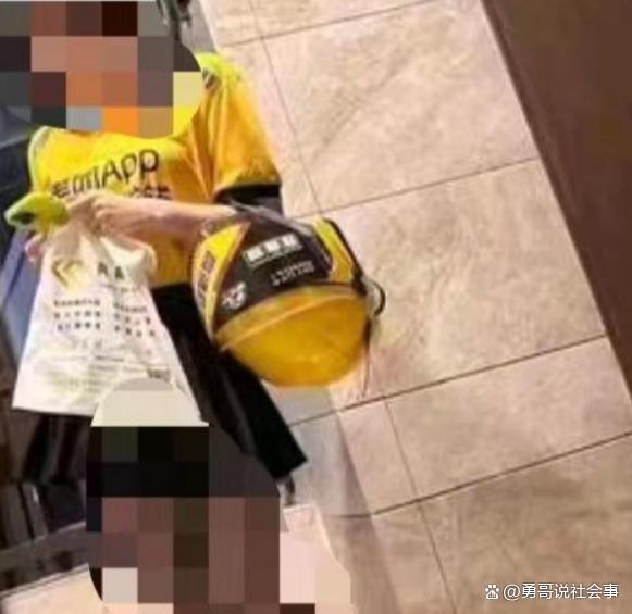 下身穿着性感的女子上门“送外卖” 千元外卖疑为非法服务