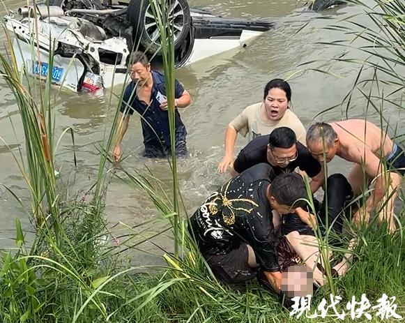 平民英雄挺身而出!六人接力勇救坠河司机
